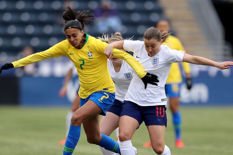 Pemain Brasil, Andressa (kiri), saat berduel dengan salah satu pemain Inggris, Fran Kirby (kanan), pada ajang SheBelieves Cup di Chester, Pennsylvania, Amerika Serikat, 27 Februari 2019.