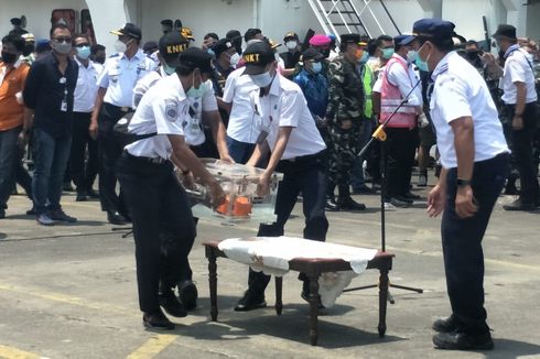  Indonesian Air Crash Investigators Find the Black Box of Sriwijaya Air Flight SJ182