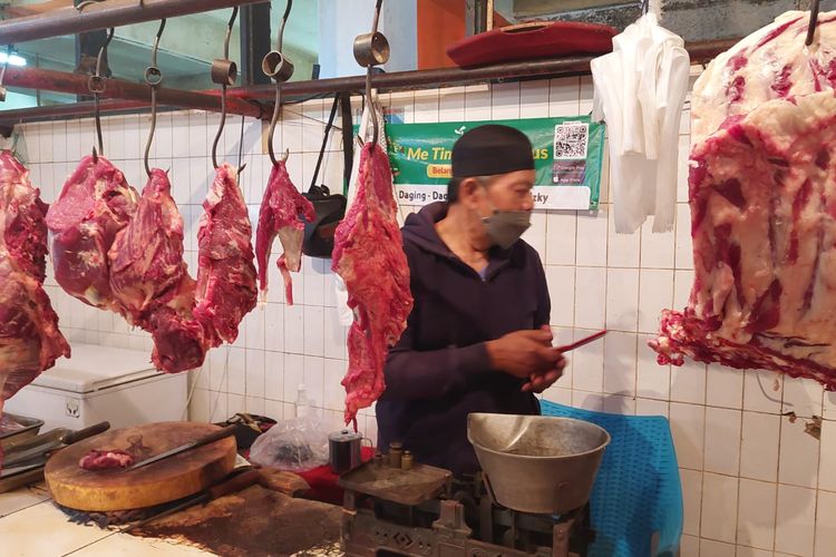 Pedagang daging di Pasar Slipi, Jakarta Barat.