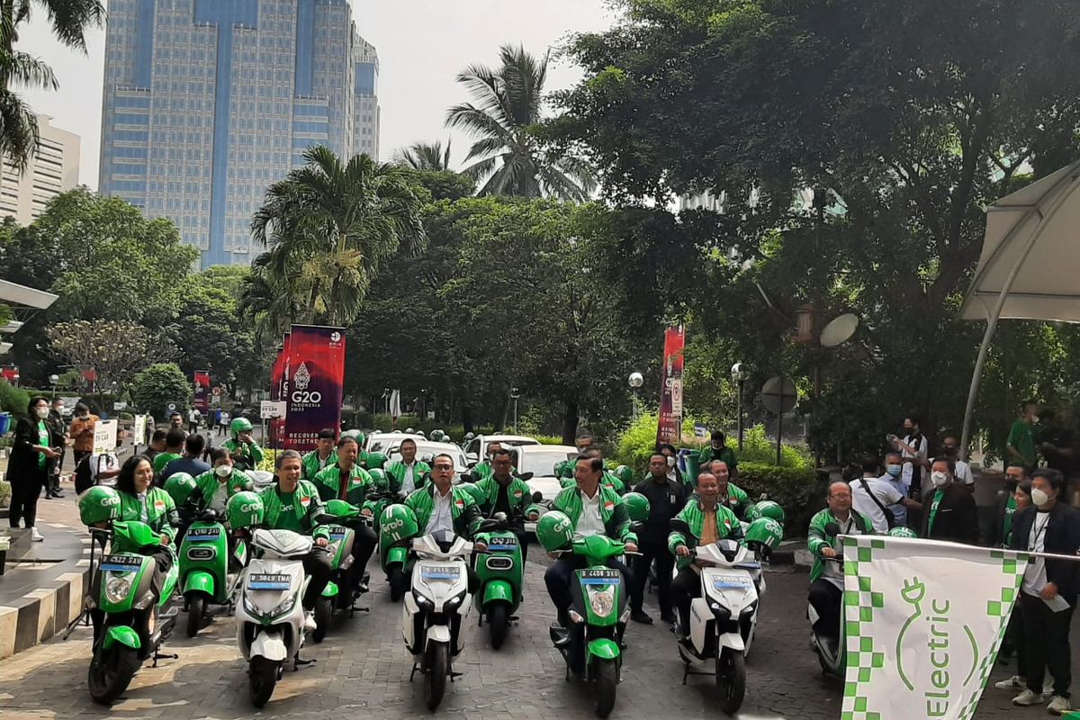 Seremoni peresmian GrabElectric di Kemenkomarves bersama Menkomarves Luhut Binsar Pandjaitan, Menhub Budi Karya Sumadi, Ketua BKPM Bahlil Lahadalia, Selasa (12/7/2022)