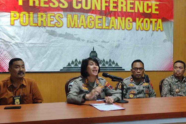 Kapolres Magelang Kota AKBP Yolanda Evalyn Sebayang memberikan keterangn pers terkait kasus dugaan pencurian sepeda motor oleh anak remaja di daerah Bandongan, Kamis (13/4/2023) sore.