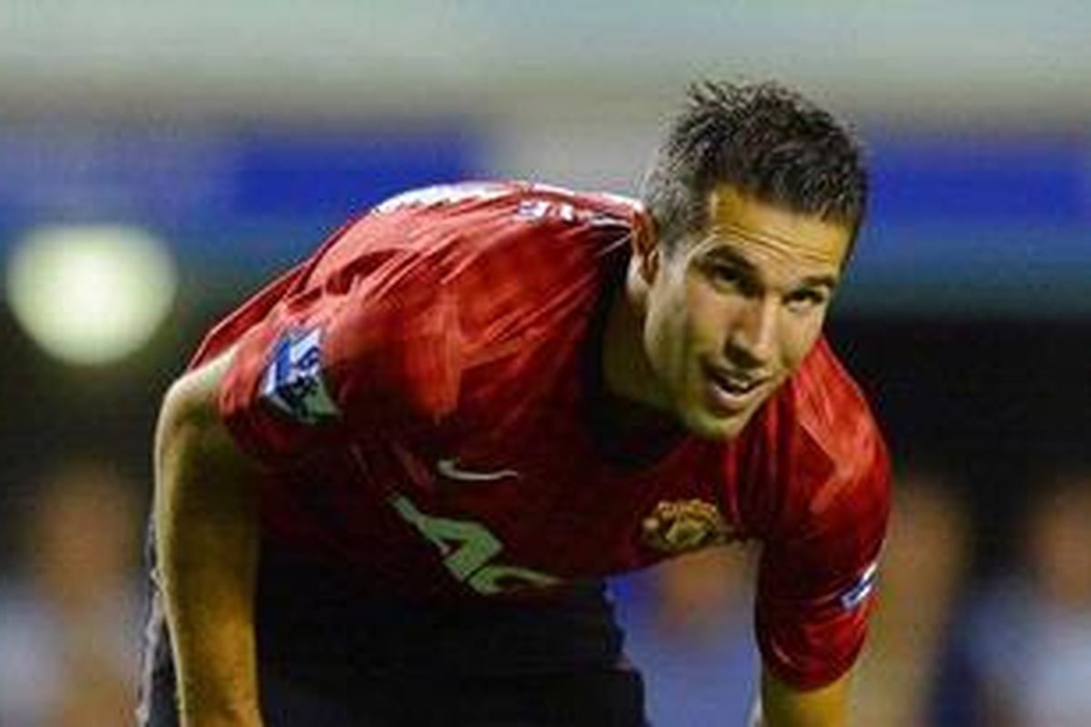 Reaksi penyerang Manchester United dari Belanda, Robin van Persie, saat melawan Everton dalam lanjutan Premier League di Goodison Park, Minggu (19/8/2012). MU kalah 0-1. 