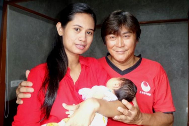 Willy Dozan bersama istrinya, Rumiyati Ningsih, dan bayi mereka diabadikan di kediaman merekadi kawasan Cinere, Depok, Jawa Barat, pada Selasa (24/1/2017).