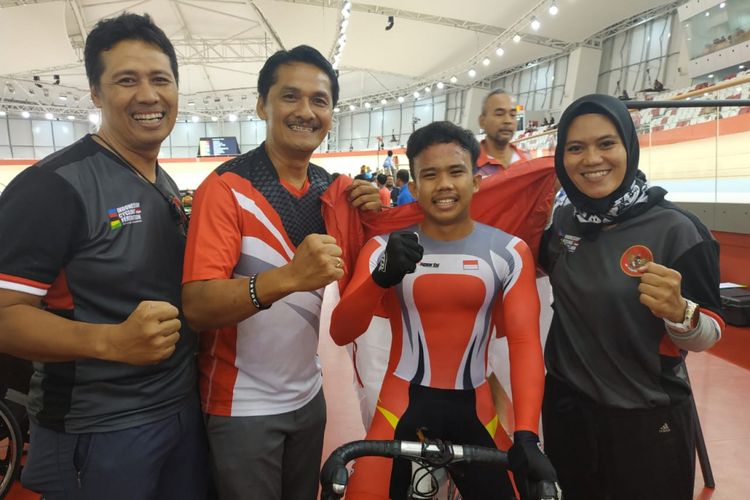 Atlet balap sepeda Indonesia, Angga Dwi Wahyu Prahesta, meraih medali emas Asian Track Championships 2019 nomor scratch race junior putra, di Jakarta International Velodrome, Rawamangun, Kamis (10/1/2019) malam.