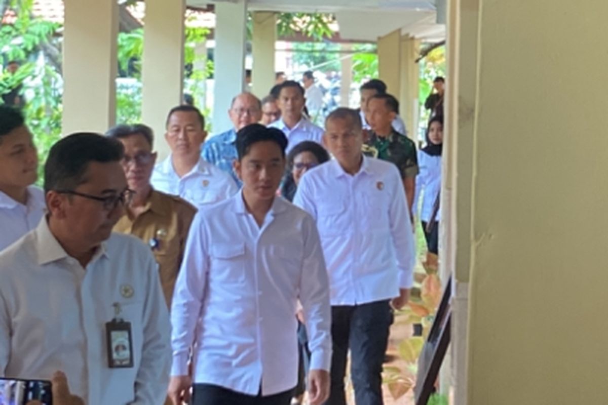 Wapres Gibran saat mendatangi SMAN 10 Surabaya, Senin (10/2/2025).