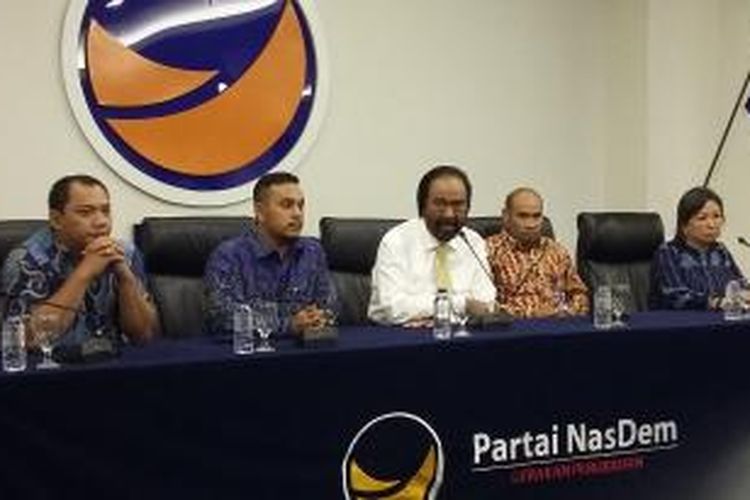 Ketua Umum Partai Nasdem Surya Paloh saat memberikan keterangan kepada
media, di Kantor DPP Partai Nasdem, Jakarta Pusat, Kamis (15/10/2015).
