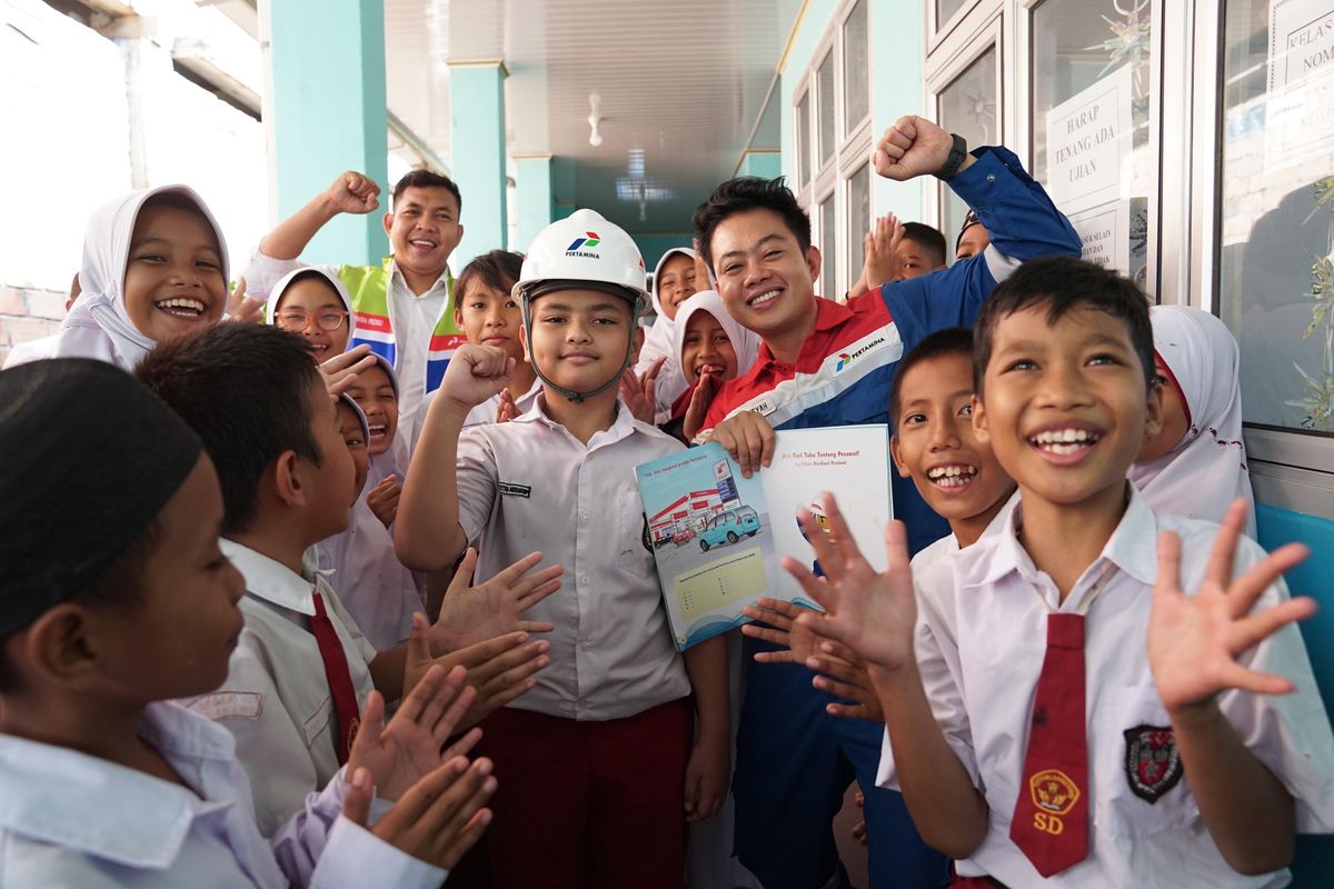 Anak-anak di salah satu sekolah terlihat tertawa bersama dalam pelaksanaan KPI Goes to School. Kegiatan yang dilakukan oleh PT Kilang Pertamina Internasional (KPI) ini bertujuan untuk memperkenalkan proses pengolahan minyak serta pentingnya energi bersih kepada pelajar.
