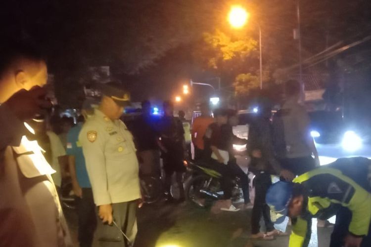 Polisi melakukan olah TKP kecelakaan motor vs kereta api di perlintasan sebidang jalan raya Sumpiuh, Kabupaten Banyumas, Jawa Tengah, Senin (6/5/2024) malam.