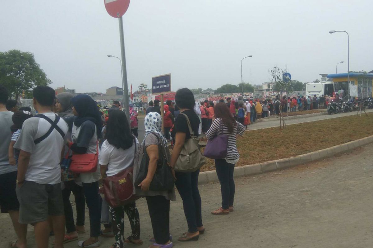 Antrean bus di Halte Puri Beta 2 Koridor 13 Transjakarta, Kamis (17/8/2017) pagi.