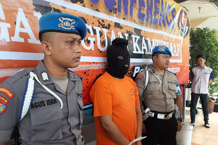 Oknum guru SD berinisial S saat dihadirkan dalam jumpa pers kasus tindak pidana pencabulan. Jumpa pers ini digelar di Polres Sleman, Selasa (07/01/2020)