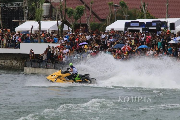 Pebalap menghibur penonton setelah menyelesaikan balap kategori endurance (ketahanan) dalam Aquabike Jetski World Championship 2023 di kawasan Waterfront City Pangururan, Kabupaten Samosir, Sumatera Utara, Jumat (24/11/2023). 