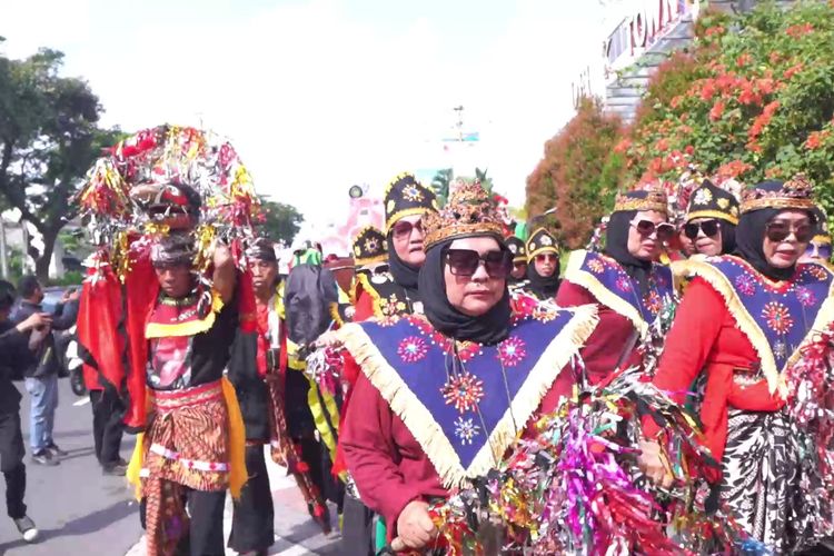 Pendaftaran bacaleg dari DPC PDIP Kota Depok, dimeriahkan dengan pertunjukkan Reog Ponorogo dan kuda lumping di Kantor KPU Depok, Kamis (11/5/2023).