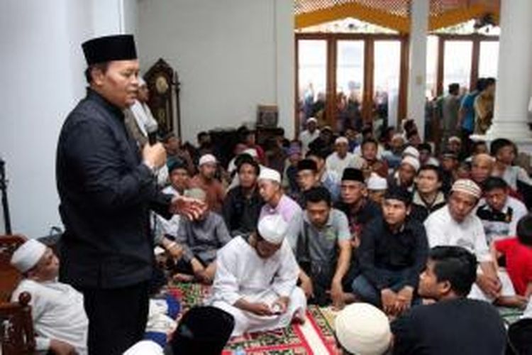 Wakil Ketua MPR Hidayat Nur Wahid memberikan tausiah sebelum memimpin solat jenazah Olga Syahputra di Jalan Kresna Raya, Duren Sawit, Jakarta Timur, Sabtu (28/3/2015). Presenter Olga yang bernama asli Yoga Syahputra tersebut meninggal pada Jumat 27 Maret di Singapura karena sakit.