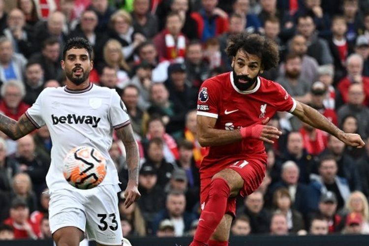 Penyerang Liverpool asal Mesir, Mohamed Salah (kanan), coba melepaskan tembakan ke arah pertahanan West Ham United. Laga Liverpool vs West Ham pada pekan keenam kompetisi teratas Liga Inggris, Premier League, musim 2023-2024 tersebut digelar di Stadion Anfield, Minggu (24/9/2023).
