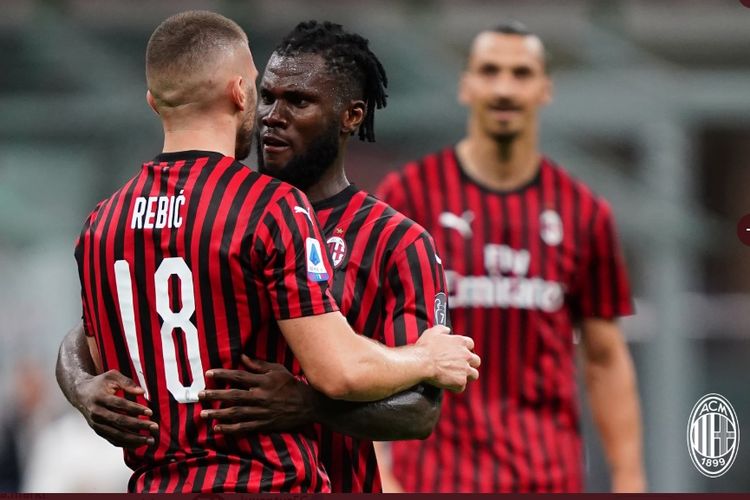 Pemain AC Milan, Ante Rebic, merayakan golnya bersama rekannya dalam laga AC Milan vs Bologna di pentas Liga Italia giornata 34, Minggu (19/7/2020) dini  hari WIB.