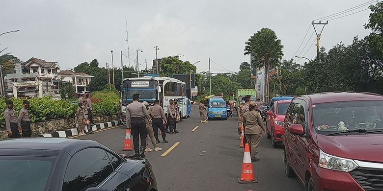 Sejumlah petugas gabungan Satgas Penanganan Covid-19 sedang memeriksa pengendara yang hendak menuju kawasan Puncak Bogor, Jawa Barat, Sabtu (19/6/2021).