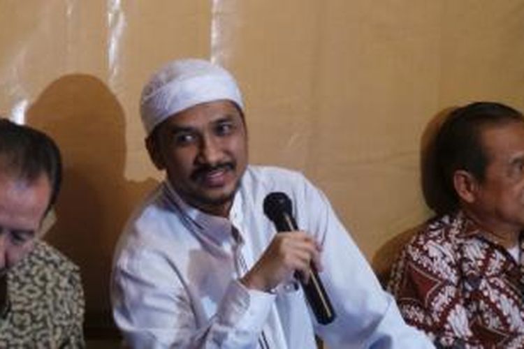 Ketua KPK Abraham Samad (tengah).