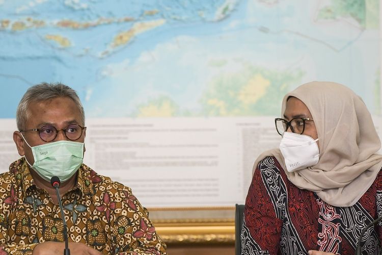 Indonesian General Election Commission (KPU) Chairman Arief Budiman (left) and KPU Commissioner Evi Novida Ginting Manik (right) at a press briefing in the KPUs offices in Jakarta on 24 August 2020. Both officials tested positive for Covid-19 in September. ANTARA FOTO/Galih Pradipta/wsj.