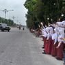 Siswa SD Berjejer Tunggu Presiden 2 Jam di Riau: Kami Mau Ketemu sama Pak Jokowi