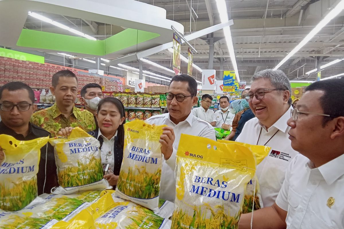 Kepala Badan Pangan Nasional (Bapanas) Arief Prasetyo Adi saat peninjauan di Hypmart Puri Jakarta, Rabu (8/2/2023).