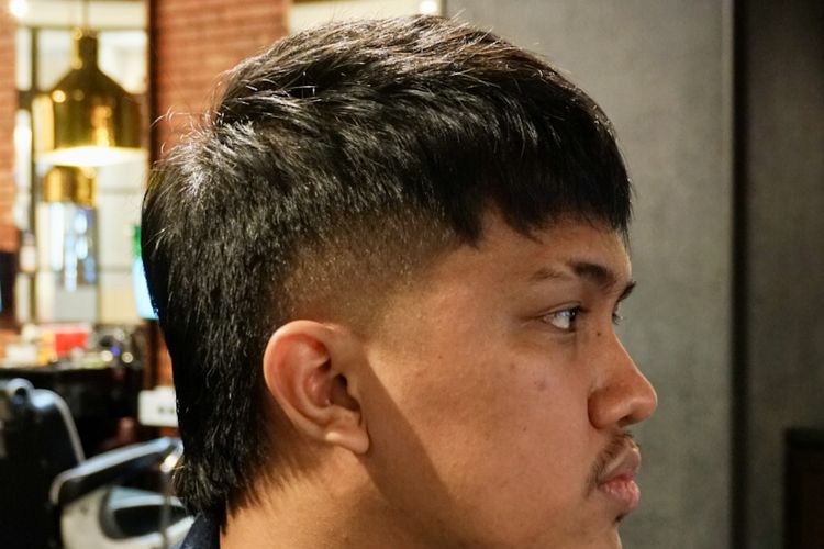 Ilustrasi gaya rambut mullet yang diprediksi kembali populer pada 2025.