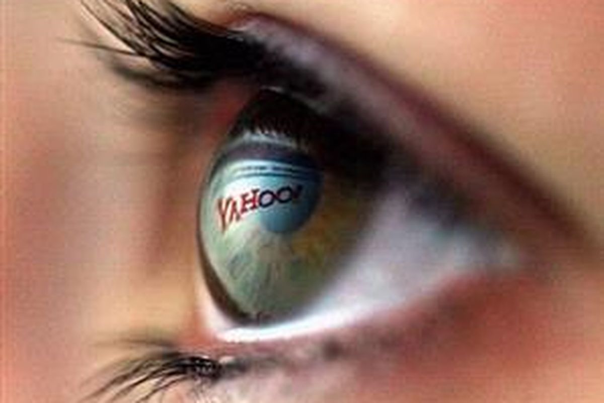 Logo Yahoo terpantul pada mata seorang gadis
