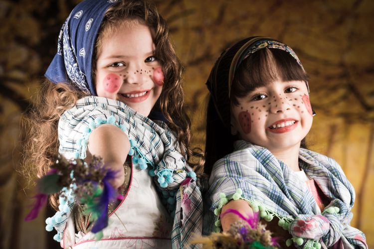 Anak-anak berdandan sebagai penyihir tradisional saat Paskah di Swedia 