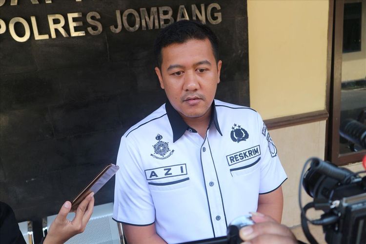 Kasat Reserse Kriminal Polres Jombang, AKP Azi Pratas Guspitu, saat memberikan keterangan terkait proses penyelidikan kasus pelemparan bom molotov, Rabu (24/7/2019).