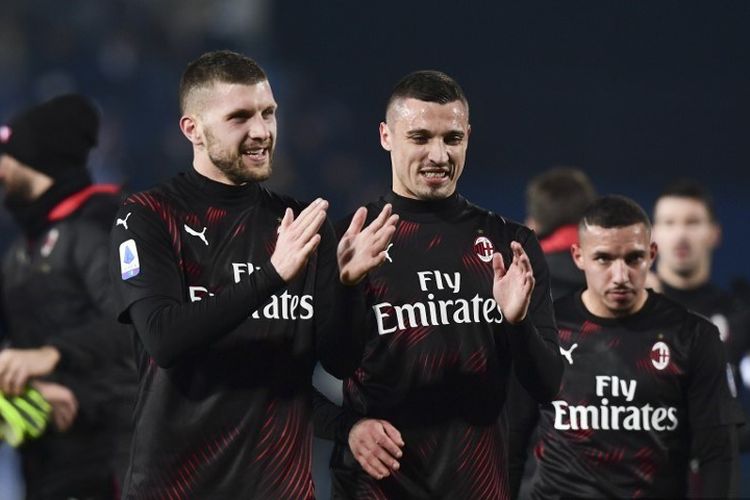 Penyerang AC Milan, Ante Rebic, bek AC Milan Italia Mattia Caldara dan bek AC Milan Aljazair Ismael Bennacer merayakan di akhir pertandingan sepak bola Serie A Italia antara Brescia dan AC Milan