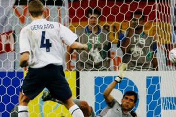 Steven Gerrard gagal dalam adu penalti melawan Portugal di Piala Dunia 2006.