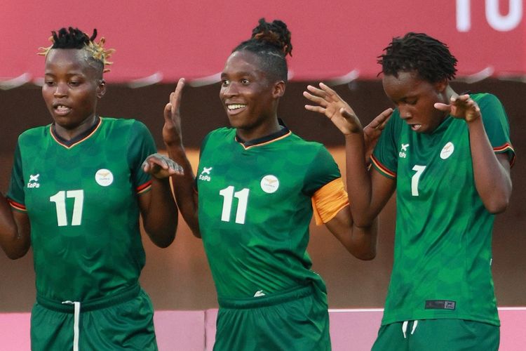 Penyerang sekaligus kapten timnas Zambia, Barbra Banda (tengah), merayakan gol bersama rekan-rekannya dalam pertandingan kontra China pada lanjutan fase grup sepak bola putri Olimpiade Tokyo 2020, Sabtu (24/7/2021) sore WIB.