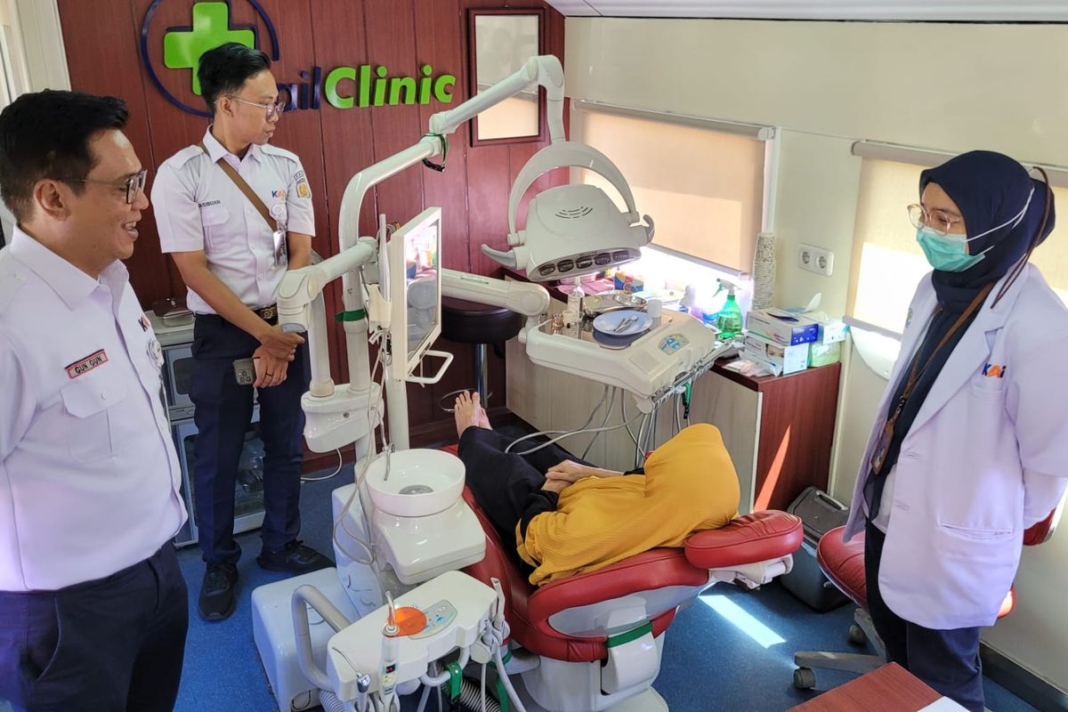 PT KAI menggelar pengobatan gratis bagi masyarakat dengan menggunakan rail clinic di Stasiun Karangsari, Cilongok, Kabupaten Banyumas, Jawa Tengah, Rabu (28/8/2024).