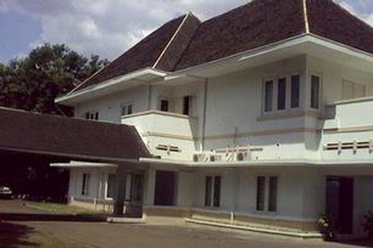 Sebuah rumah milik Titiek Soeharto disulap menjadi markas komando tim pemenangan Alex Noerdin-Nono Sampono di Jalan Diponegoro nomor 36, Jakarta Pusat. Rumah itu rencananya akan menjadi kantor persiapan Pemilukada DKI Jakarta tahun 2012 bagi pasangan Alex-Nono.