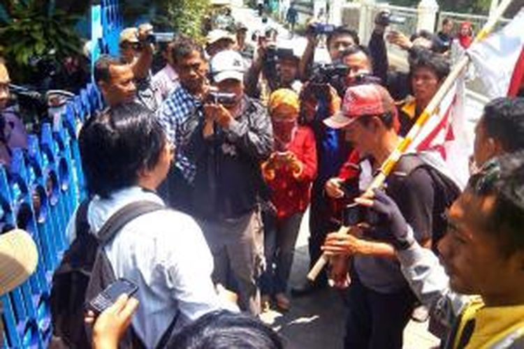 Giman saat berdiri di depan rumah Amien Rais di Yogyakarta, Senin (29/9/2014).