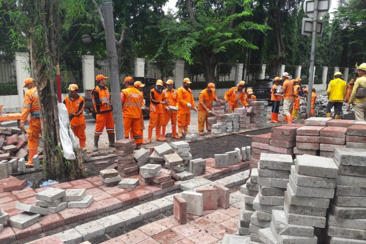 Sejumlah pekerja tengah menata kawasan Danau Sunter jelang Festival Danau Sunter yang digelar Minggu (25/2/2018) mendatang.