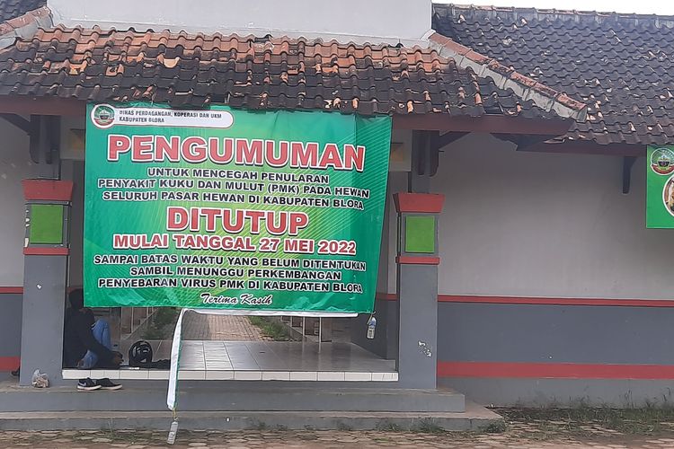 Spanduk pemberitahuan penutupan pasar hewan di Pasar Pon, Kabupaten Blora, Jawa Tengah, 13 Juni 2022