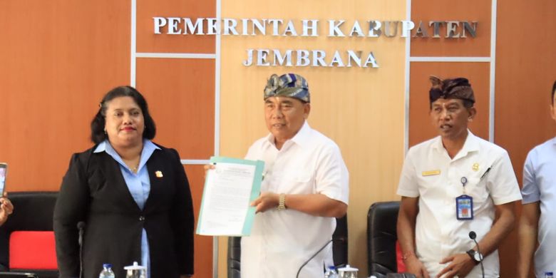 Kepala Kejaksaan Negeri (Kajari) Jembrana Salomina Meyke Saliama dan Bupati Jembrana I Nengah Tamba dalam pemaparan hukum di Kantor Bupati Jembrana, Kamis (15/6/2023).
