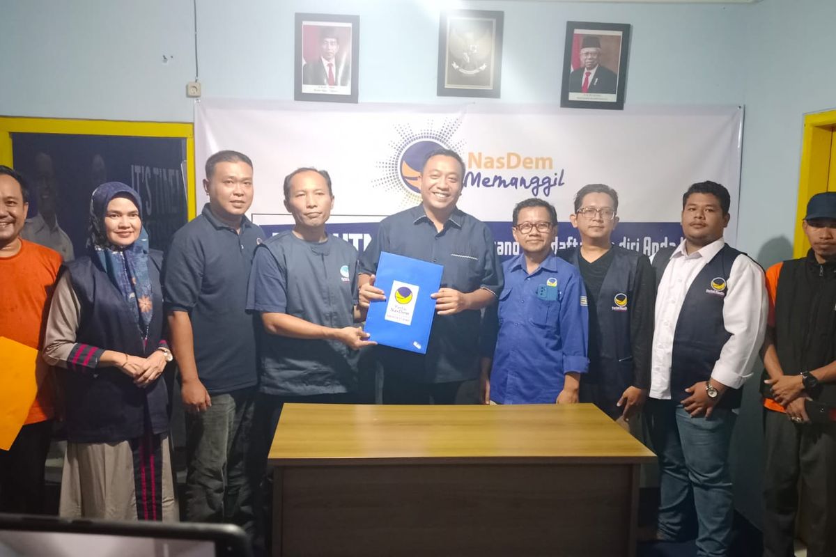 Yusuf Rio Wahyu Prayoga saat mengambil formulir bacabup di Nasdem Situbondo pada Minggu (5/5/2024).