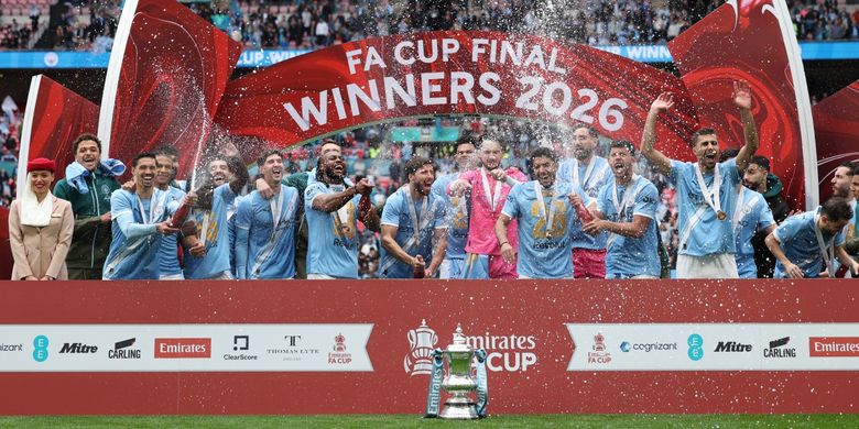 Para pemain dan staf Manchester City melakukan perayaan juara usai pertandingan sepak bola final Piala FA  antara Chelsea vs Manchester City di Stadion Wembley di London, pada 16 Mei 2026. Manchester City memenangkan pertandingan dengan skor 1-0. (Foto oleh Adrian Dennis / AFP)