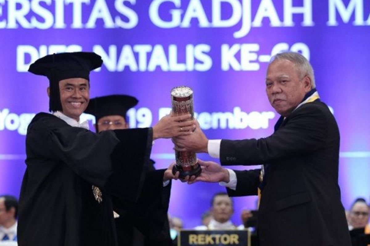 UGM memberikan anugerah Hamengku Buwono IX Award kepada Menteri PUPR, Basuki Hadimuljono pada puncak Dies Natalis ke-69 UGM, di UGM, Rabu (19/12/2018).