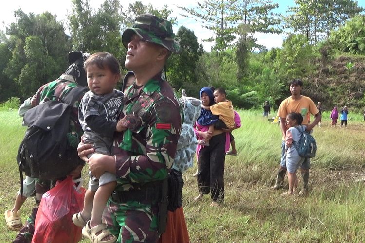 Tim evakuasi dari TNI dan Polri mengevakuasi warga terdampak longsor di Desa Pajang, Kecamatan Latimojong, Kabupaten Luwu, Sulawesi Selatan, Selasa (07/5/2024)