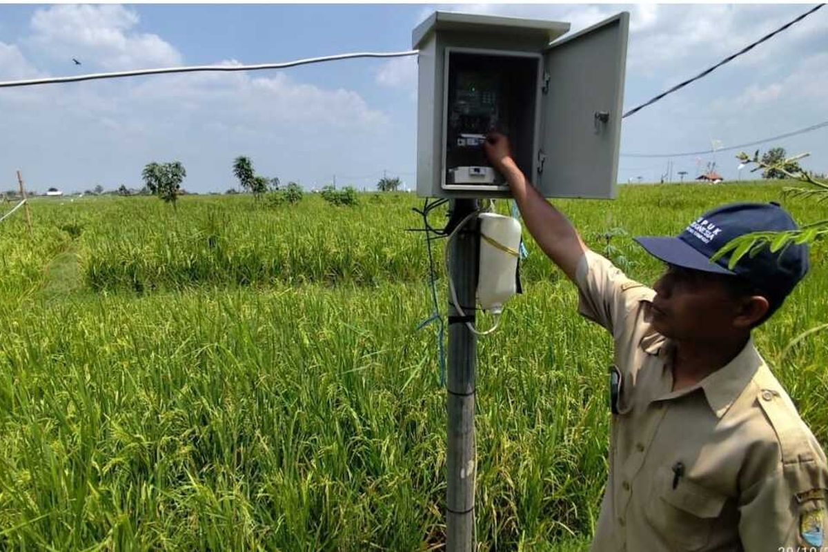 Kamaludin (54) Sekretaris Desa Leuwidingding Kecamatan Lemahabang Kabupaten Cirebon Jawa Barat, menunjukan tiang kWh listrik untuk menghidup pompa listrik dari sumber mata air di sungai ke sawah. Pemerintah Desa Leuwidingding mendapatkan fasilitas bantuan jaringan, 20 pompa listrik dan lainnya, untuk areal sawah seluas 61 hektar program kolaborasi pemerintah.