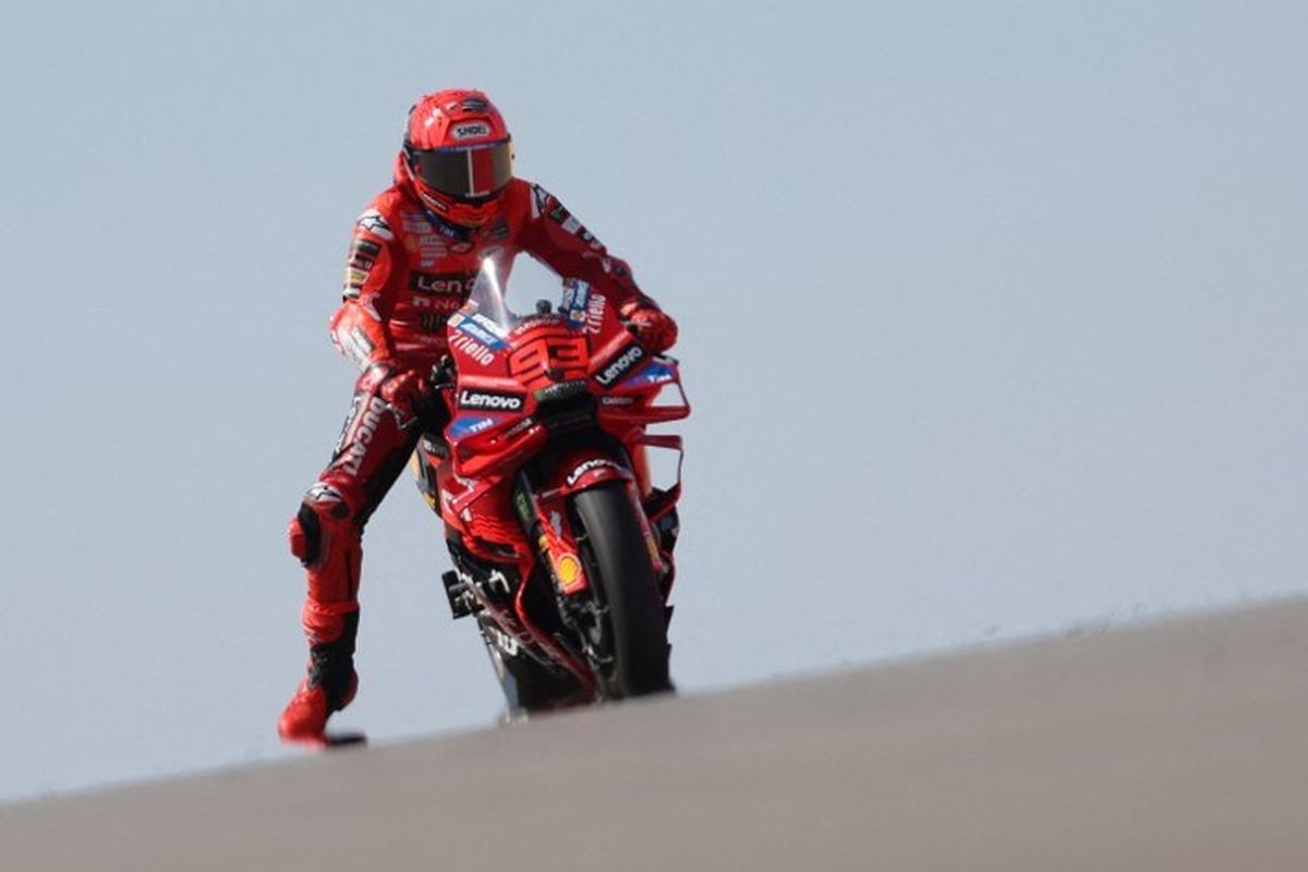 Pebalap Ducati Lenovo Marc Marquez beraksi pada sesi latihan bebas MotoGP Grand Prix Aragon di sirkuit Motorland di Alcaniz, timur laut Spanyol, pada 7 Juni 2025.