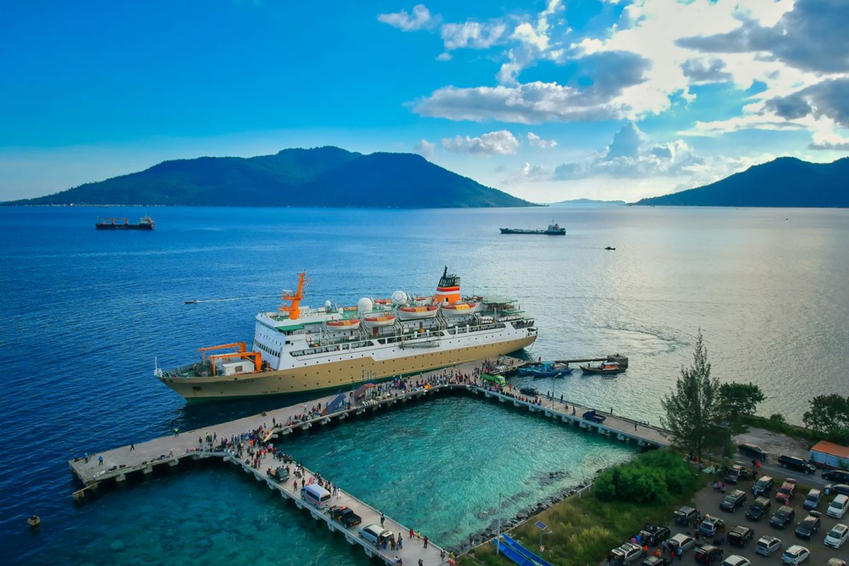 KM Bukit Raya sedang menepi di Pelabuhan Selat Lampa, Natuna, Kepulauan Riau.