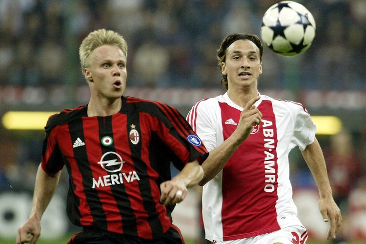 Martin Laursen (kiri) dari AC Milan berlari menuju bola diikuti oleh pemain AFC Ajax Zlatan Ibrahimovic selama pertandingan Grup H Liga Champions mereka di stadion Meazza di Milan 16 September 2003.