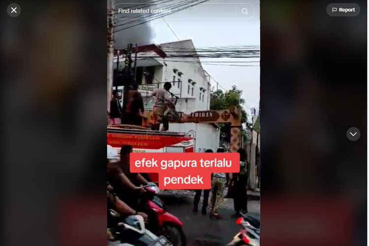 Viral gapura dibongkar karena terlalu pendek tak bisa dilewati damkar