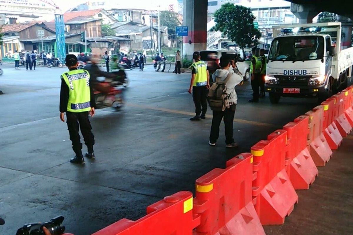 Petugas Dishub DKI melakukan penutupan di Simpang Kebon Nanas, Jatinegara, Jakarta Timur. Selasa (14/3/2017)