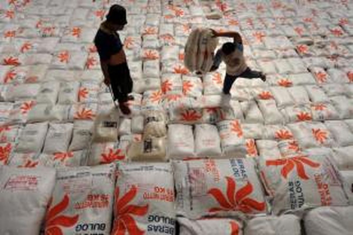 Para buruh angkut menata beras hasil penyerapan dari petani di Gudang Beras Bulog Gadang, Kota Malang, Jawa Timur beberapa waktu lalu