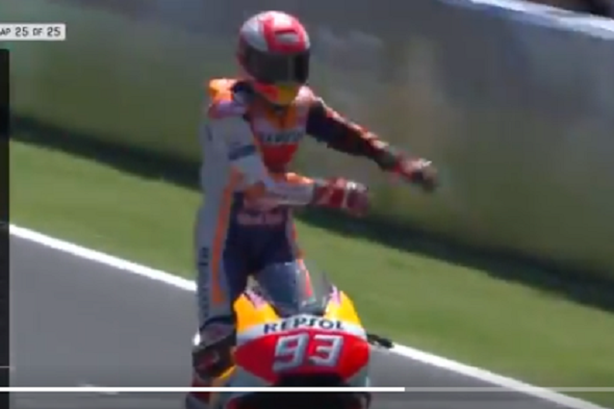 Selebrasi yang dilakukan pebalapa Repsol Honda Marc Marquez jelang menyentuh garis finish saat balapan GP Spanyol di Sirkuit Jerez, Minggu (6/5/2018). 