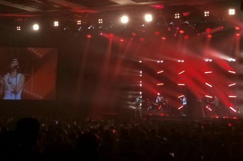 Keseruan Konser Perdana Lukas Graham di Indonesia, Pakai Batik hingga Kejutan dari Gempi